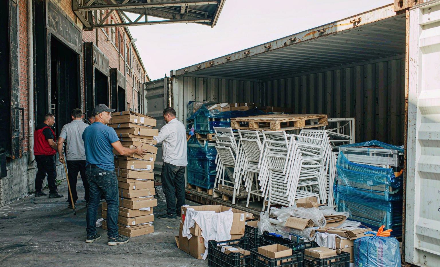 Container loading at the warehouse dock